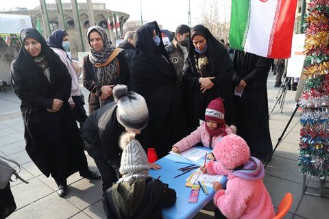 استقبال مردم پایتخت از غرفه اداره کل کتابخانههای استان در راهپیمایی باشکوه ۲۲ بهمن