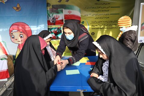 استقبال مردم پایتخت از غرفه اداره کل کتابخانههای استان در راهپیمایی باشکوه ۲۲ بهمن