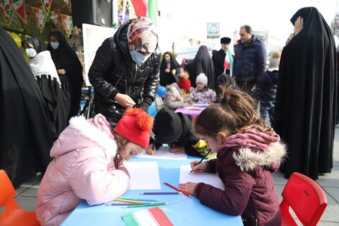 استقبال مردم پایتخت از غرفه اداره کل کتابخانههای استان در راهپیمایی باشکوه ۲۲ بهمن