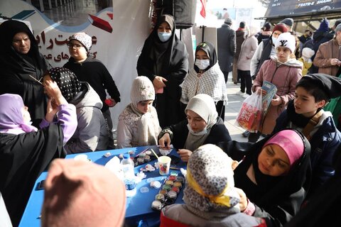 استقبال مردم پایتخت از غرفه اداره کل کتابخانههای استان در راهپیمایی باشکوه ۲۲ بهمن