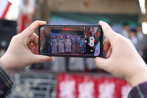 استقبال مردم پایتخت از غرفه اداره کل کتابخانههای استان در راهپیمایی باشکوه ۲۲ بهمن