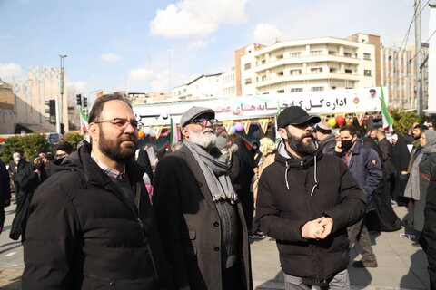 استقبال مردم پایتخت از غرفه اداره کل کتابخانههای استان در راهپیمایی باشکوه ۲۲ بهمن