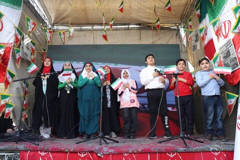 استقبال مردم پایتخت از غرفه اداره کل کتابخانههای استان در راهپیمایی باشکوه ۲۲ بهمن