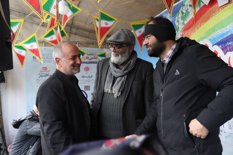 استقبال مردم پایتخت از غرفه اداره کل کتابخانههای استان در راهپیمایی باشکوه ۲۲ بهمن