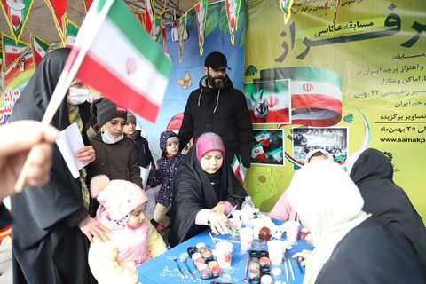 استقبال مردم پایتخت از غرفه اداره کل کتابخانههای استان در راهپیمایی باشکوه ۲۲ بهمن