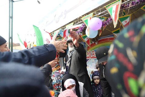 استقبال مردم پایتخت از غرفه اداره کل کتابخانههای استان در راهپیمایی باشکوه ۲۲ بهمن