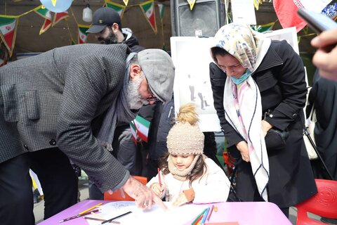 استقبال مردم پایتخت از غرفه اداره کل کتابخانههای استان در راهپیمایی باشکوه ۲۲ بهمن