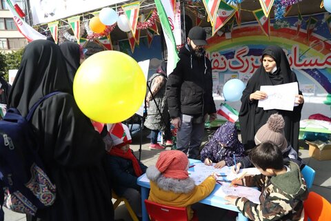 استقبال مردم پایتخت از غرفه اداره کل کتابخانههای استان در راهپیمایی باشکوه ۲۲ بهمن