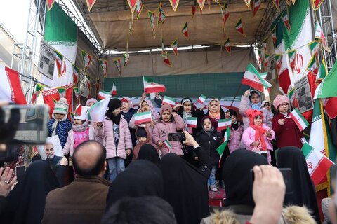 استقبال مردم پایتخت از غرفه اداره کل کتابخانههای استان در راهپیمایی باشکوه ۲۲ بهمن