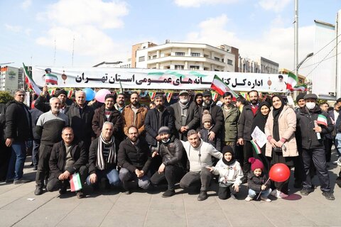 استقبال مردم پایتخت از غرفه اداره کل کتابخانههای استان در راهپیمایی باشکوه ۲۲ بهمن