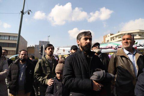 استقبال مردم پایتخت از غرفه اداره کل کتابخانههای استان در راهپیمایی باشکوه ۲۲ بهمن