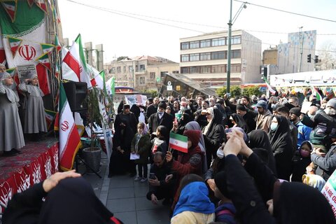 استقبال مردم پایتخت از غرفه اداره کل کتابخانههای استان در راهپیمایی باشکوه ۲۲ بهمن