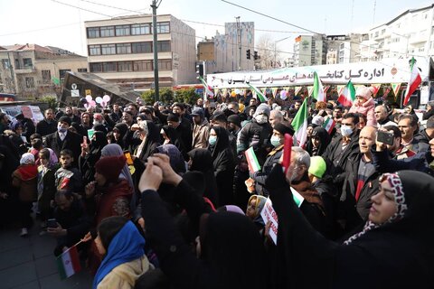 استقبال مردم پایتخت از غرفه اداره کل کتابخانههای استان در راهپیمایی باشکوه ۲۲ بهمن