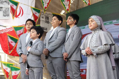 استقبال مردم پایتخت از غرفه اداره کل کتابخانههای استان در راهپیمایی باشکوه ۲۲ بهمن