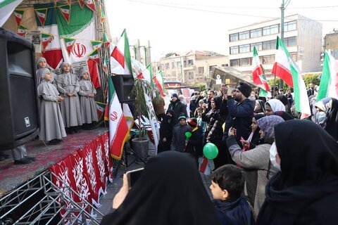 استقبال مردم  پایتخت از غرفه اداره کل کتابخانه‌های استان در راهپیمایی باشکوه ۲۲ بهمن