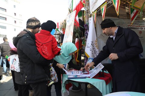 استقبال مردم  پایتخت از غرفه اداره کل کتابخانه‌های استان در راهپیمایی باشکوه ۲۲ بهمن