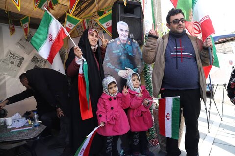 استقبال مردم پایتخت از غرفه اداره کل کتابخانههای استان در راهپیمایی باشکوه ۲۲ بهمن