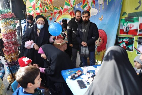 استقبال مردم پایتخت از غرفه اداره کل کتابخانههای استان در راهپیمایی باشکوه ۲۲ بهمن