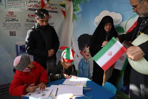 استقبال مردم پایتخت از غرفه اداره کل کتابخانههای استان در راهپیمایی باشکوه ۲۲ بهمن