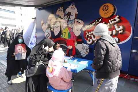 استقبال مردم پایتخت از غرفه اداره کل کتابخانههای استان در راهپیمایی باشکوه ۲۲ بهمن