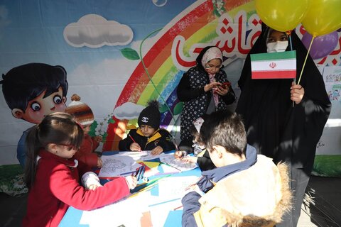 استقبال مردم پایتخت از غرفه اداره کل کتابخانههای استان در راهپیمایی باشکوه ۲۲ بهمن