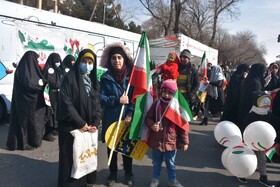 حضور کتابخانه های عمومی سیار پیک صبا و پیک دانایی در مسیر راهپیمایی یوم الله ۲۲ بهمن سال ۱۴۰۱