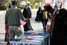 استقبال مردم بوشهر از غرفه اداره کل کتابخانه‌های عمومی این استان در راهپیمایی باشکوه ۲۲ بهمن