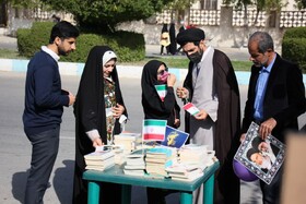 استقبال مردم بوشهر از غرفه اداره کل کتابخانه‌های عمومی این استان در راهپیمایی باشکوه ۲۲ بهمن