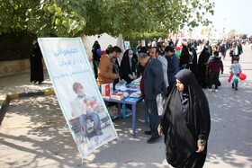 استقبال مردم بوشهر از غرفه اداره کل کتابخانه‌های عمومی این استان در راهپیمایی باشکوه ۲۲ بهمن