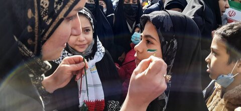 استقبال مردم خراسانشمالی از غرفه اداره کل کتابخانههای عمومی در راهپیمایی روز ۲۲ بهمن