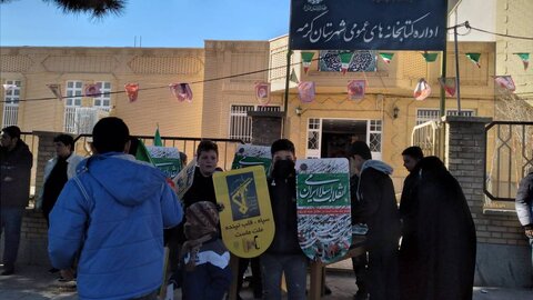 استقبال مردم خراسانشمالی از غرفه اداره کل کتابخانههای عمومی در راهپیمایی روز ۲۲ بهمن