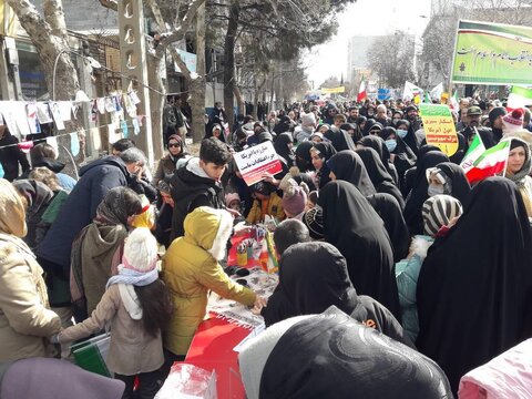 استقبال مردم خراسانشمالی از غرفه اداره کل کتابخانههای عمومی در راهپیمایی روز ۲۲ بهمن