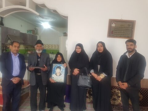 دیدار با خانواده شهیدان و برگزاری برنامههای ترویجی در کازرون