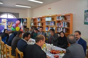 حضور معصومه حسنی خونسار مدیرکل کتابخانه های عمومی استان کرمانشاه و مسئولین ادارات شهر ماهیدشت رضا حیدریان بخشدار و سامان شیرزادی شهردار ماهیدشت،  پژمان ابراهیمی رئیس اداره کتابخانه های عمومی شهرستان کرمانشاه در طرح کتابخانه گردی شهرستان کرمانشاه 