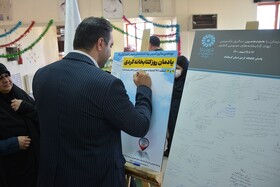 امضای یادمان طرح کتابخانه گردی توسط سامان شیرزادی شهردار ماهیدشت در کتابخانه غدیر شهرستان کرمانشاه