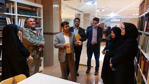 کتابخانه های عمومی نقش مهمی را در مسیر دهی درست به جامعه ایفا می کنند