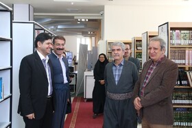 بازدید فعالان فرهنگی و نویسندگان سنندجی از کتابخانه مرکزی سنندج در روز کتابخانه گردی