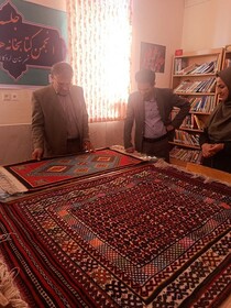 کتابخانه شهید مطهری لردگان و یزبانی در طرح کتابخانه گردی با برگزاری نمایشگاه صنایع دستی و دست بافته های سنتی