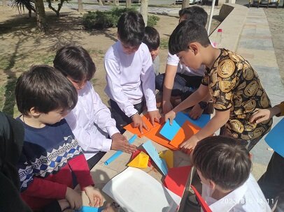 کودکان فردیسی با دستهای کوچکشان گل کاشتند