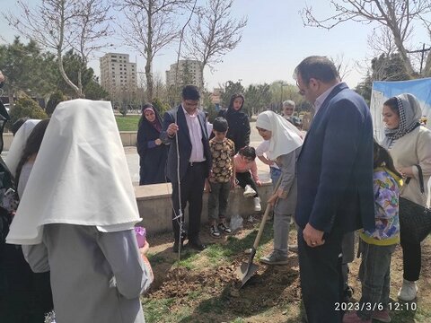 کودکان فردیسی با دستهای کوچکشان گل کاشتند
