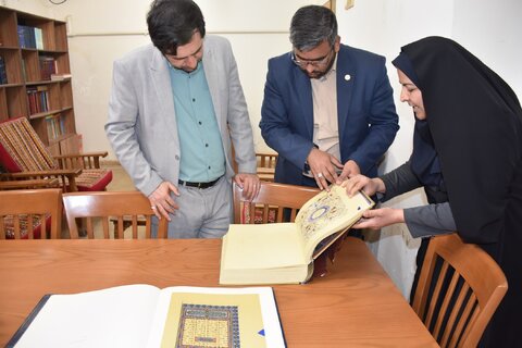 حال خوش کتابخانه گردی در جوار آرامگاه لسان الغیب شیرازی