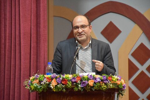 نظامی ترسیم آرمانشهر با تکیه بر بازآفرینی هنری آیات و مضامین قرآنی در قالب شعر را آغاز کرد