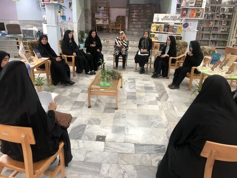 محفل ادبی صبح اشراق با نقد آثار فاطمه بختیاری برگزار شد