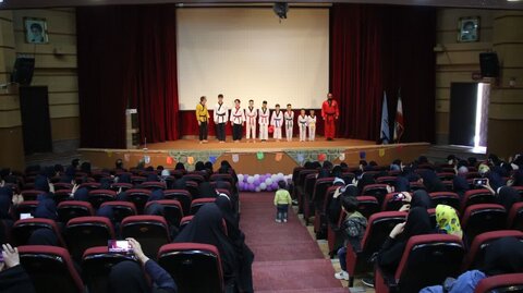 نشست رونمایی و جشن امضای کتاب «سر بر دامن ماه» برگزار شد