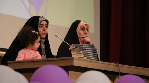 نشست رونمایی و جشن امضای کتاب «سر بر دامن ماه» برگزار شد