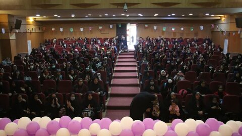 نشست رونمایی و جشن امضای کتاب «سر بر دامن ماه» برگزار شد