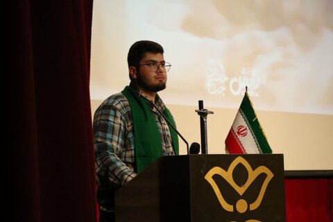 نشست رونمایی و جشن امضای کتاب «سر بر دامن ماه» برگزار شد