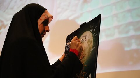 نشست رونمایی و جشن امضای کتاب «سر بر دامن ماه» برگزار شد