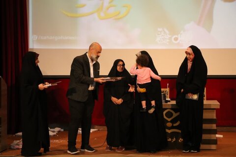 نشست رونمایی و جشن امضای کتاب «سر بر دامن ماه» برگزار شد