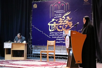 نظامی در منظومه هایش روایت کلاسیک را به شکلی مدرن باز آفرینی کرده است